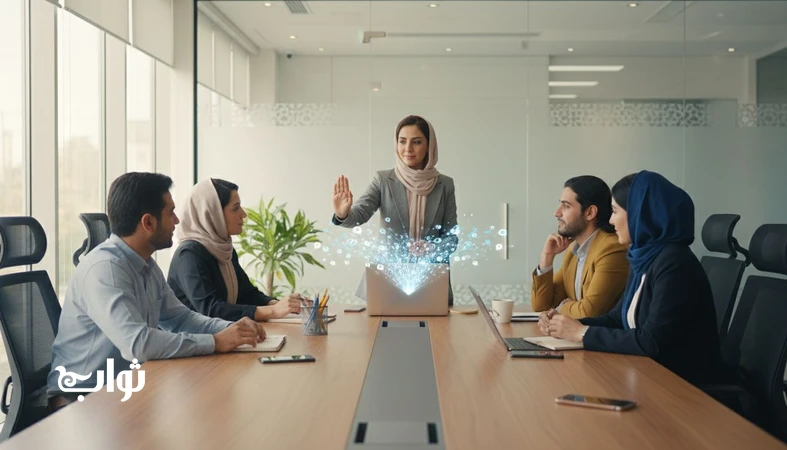 مدیری در یک دفتر ایرانی با مرزبانی از تیم، فشار پیام ها و کارهای بی قاعده را کنترل می کند؛ تصویر مرتبط با حفاظت از سرمایه انسانی و سلامت تیم.