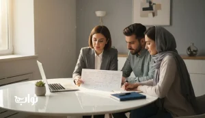 ثواب جمعی در کسب‌وکار؛ کارآفرین مسئول در حال تصمیم‌گیری منصفانه با تیم در یک دفتر ایرانی